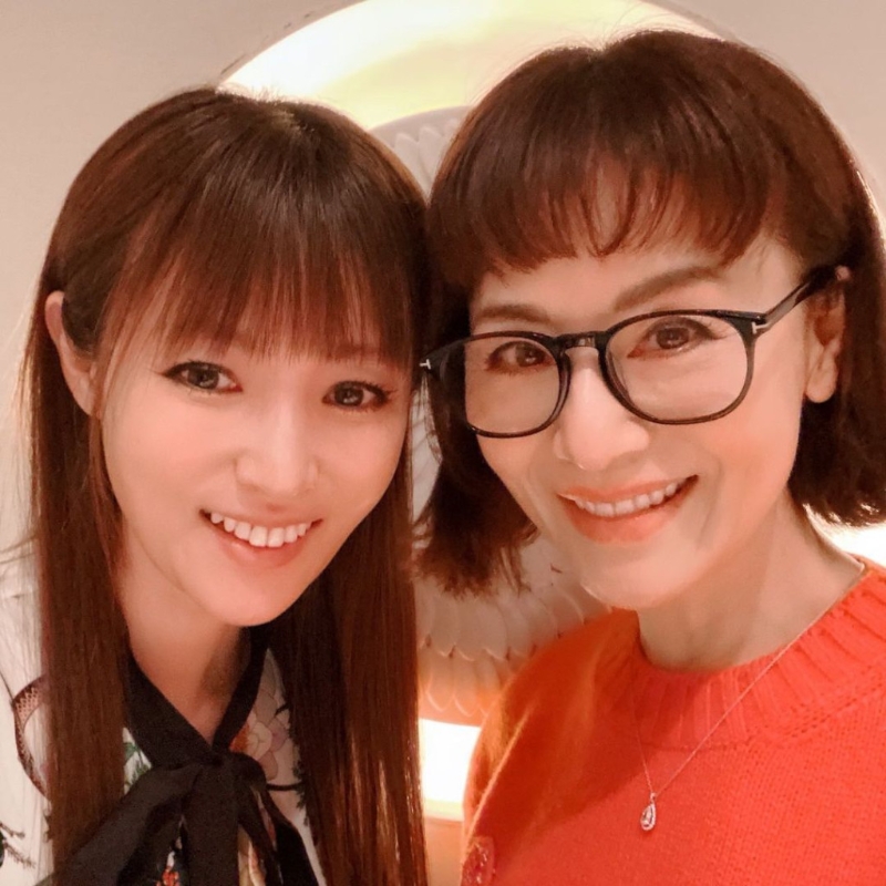 深田恭子和女星大地真央（右）合照，可見其臉型瘦到凹陷