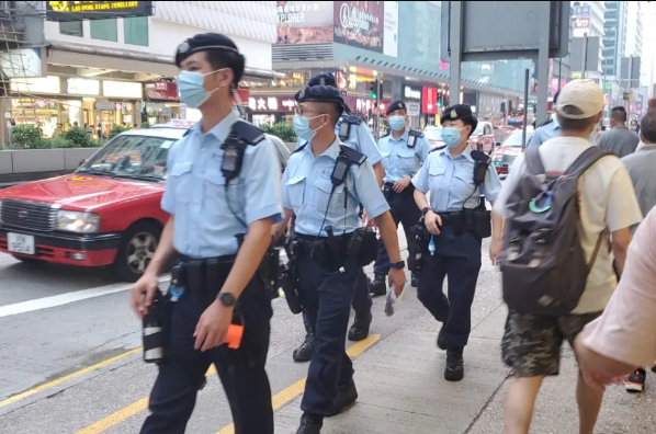 鄧炳強指將會調派更多人手在前線，尤其在人多地方，加強輔警出勤及沖鋒隊巡邏。 資料圖片