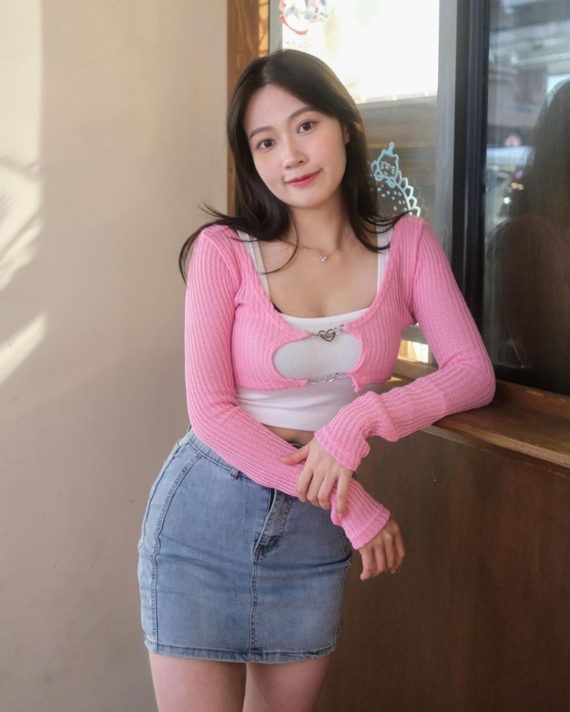 波波近日貼出低胸短裙照。