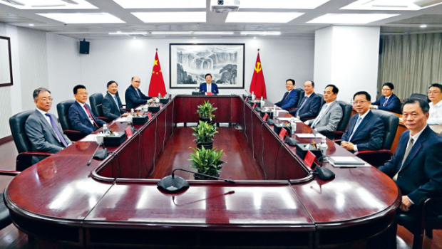 中央港澳辦召開會議，夏寶龍主任（中）主持會議。原港澳辦副主任宋哲（左）、鄧中華（右）也參加會議