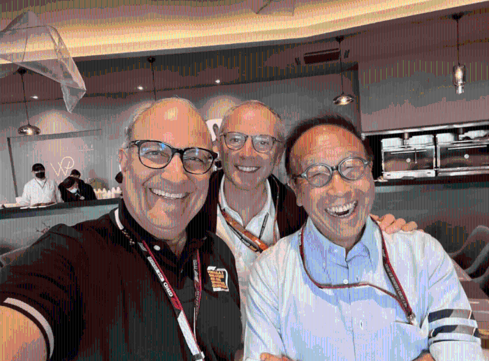 王明星（右）卷入易華仁（左）案件，遭新加坡貪污調查局逮捕。