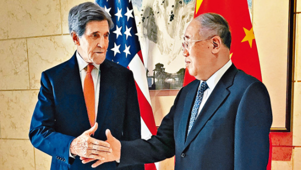 克里（左）與解振華（右）在會談前握手。