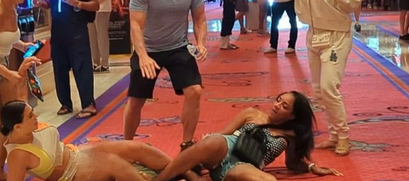 丹妮爾下身的裙子很快被全然掀起，露出丁字內褲