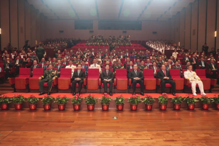 董經緯（前左二）出席駐部隊建軍節活動。