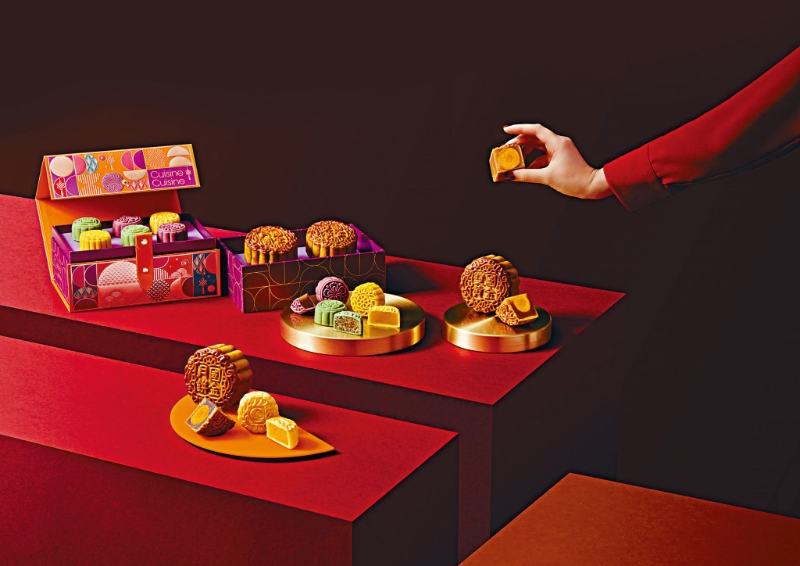 國金軒新推“時尚珍品”尊尚禮盒系列，包括雙黃白蓮蓉月餅及金沙奶黃月餅，更首推色彩繽紛的桃山月餅系列，于8月31日前選購，可享高達68折。（C） - 副本