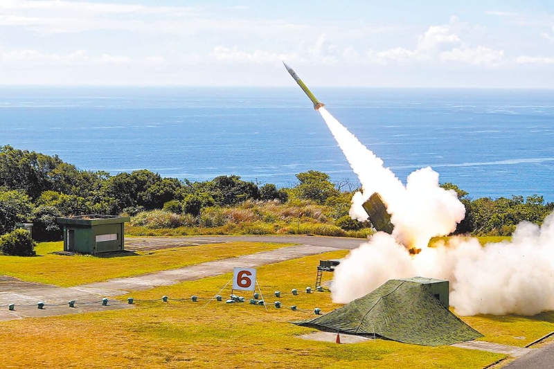 空軍昨在屏東九鵬基地發射兩枚愛國者二型飛彈，第1枚發射后自爆。圖為之前愛二實彈射擊，攔截來襲的敵機與彈道飛彈。（臺灣防務部門提供）