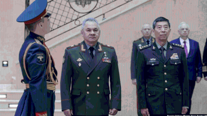 李尚福到訪莫斯科，旁為俄國防部長紹伊古。