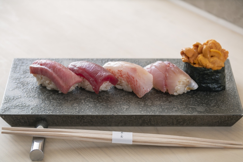 壽司上的吞拿魚改用西班牙來貨，而海膽則起用大連。