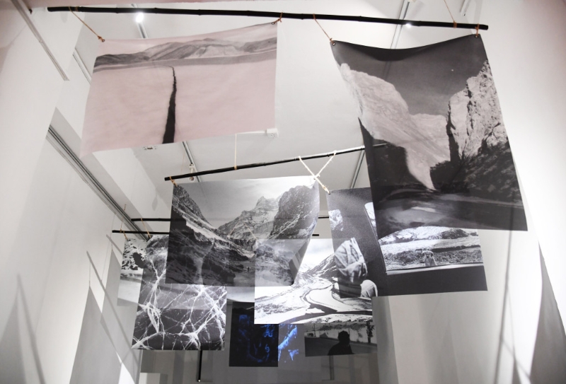 展場閣樓設有由照片作品制成布幔的裝置空間。