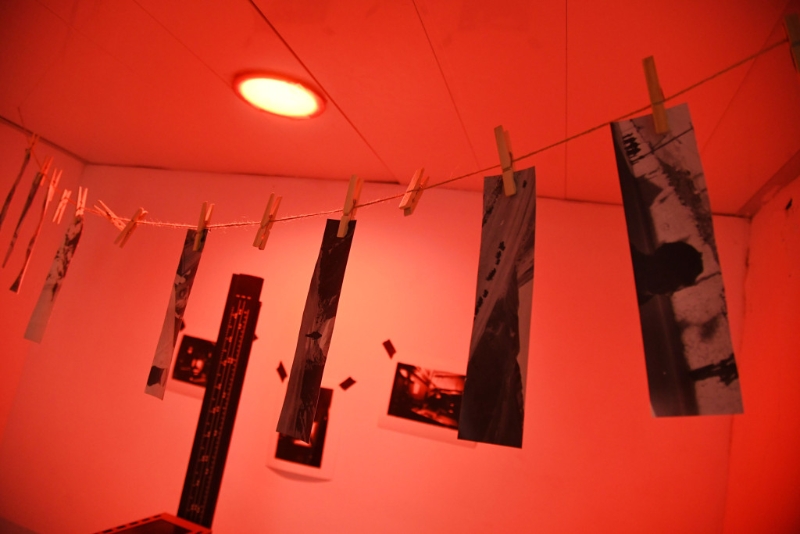 閣樓特設曬相黑房情景的裝置。