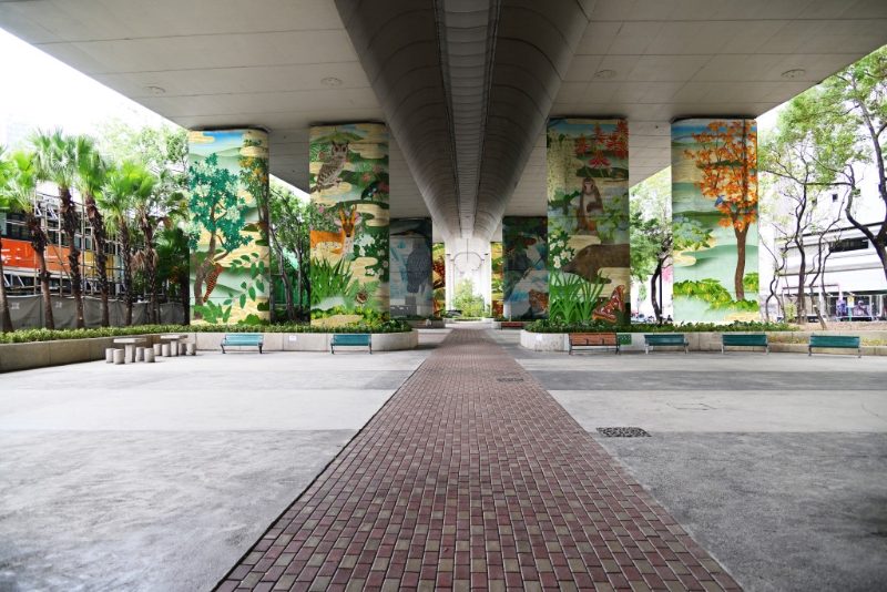 位于海盛花園的荃灣山水間系列由《霧山》《雨溪》及《光河》三幅巨型壁畫組成。旅游事務署