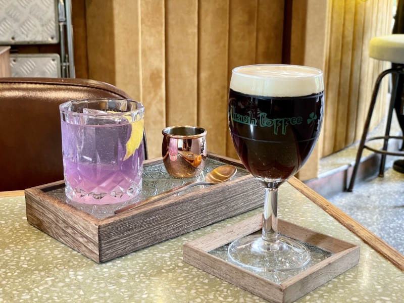 開業期間特色雞尾酒第二杯半價優惠。