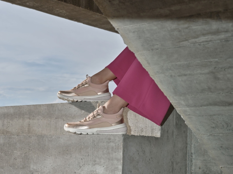 鞋底采用互相連接的充氣膠囊設計，提升舒適度。