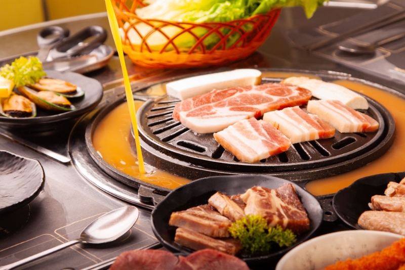 即日至9月30日中午12時至晚上6時，平昌韓燒樂富店推出2人燒烤套餐＄258每位，附送韓國傳統小菜及無酒精飲品2客。（P）