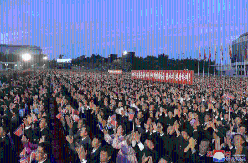 觀看閱兵的民眾站滿金日成廣場。 路透社