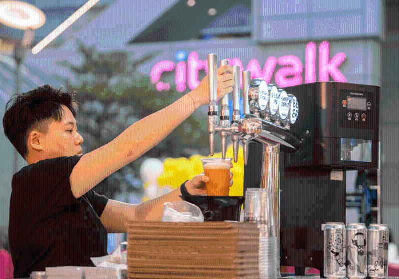 由9月29日至10月2日，荃新天地推出“中秋市集啤一啤”活動及“夜市消費賞”。 期間只要憑晚上 8 時后于場內商戶單一消費滿 $500 或以上的有效發票，即可免費換領生啤1杯。 （C）