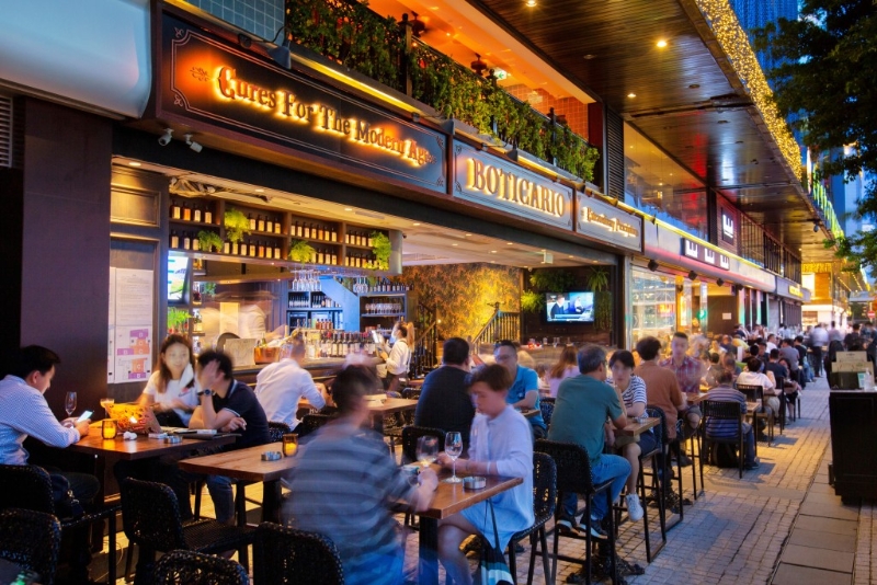 由9月28日至10月8日，尖沙咀中心及帝國中心推出“Dusk Dining Delights”（賞夜景·嚐 美酒禮遇）。 凡于晚上8時后于以上提及的商場餐飲消費滿$300，即可換領價值$50的尖東美食里飲品券。 （TS）