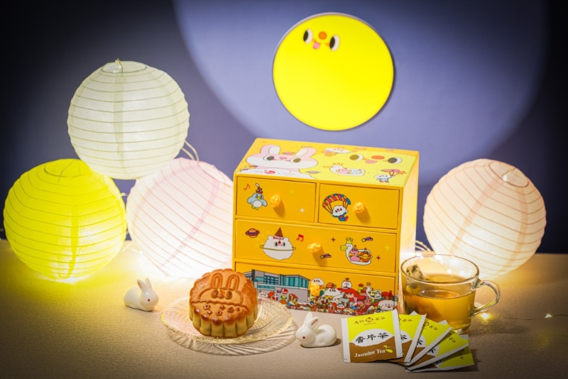 Messy Desk“置”繽紛月餅禮盒包括麥芽糖醇低糖單黃純白蓮蓉月餅，以及天仁茗茶香片茶包。