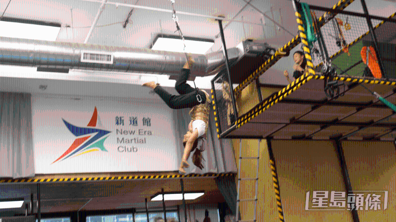 吊威亞：需在約3米高的空臺在凌空后空翻。