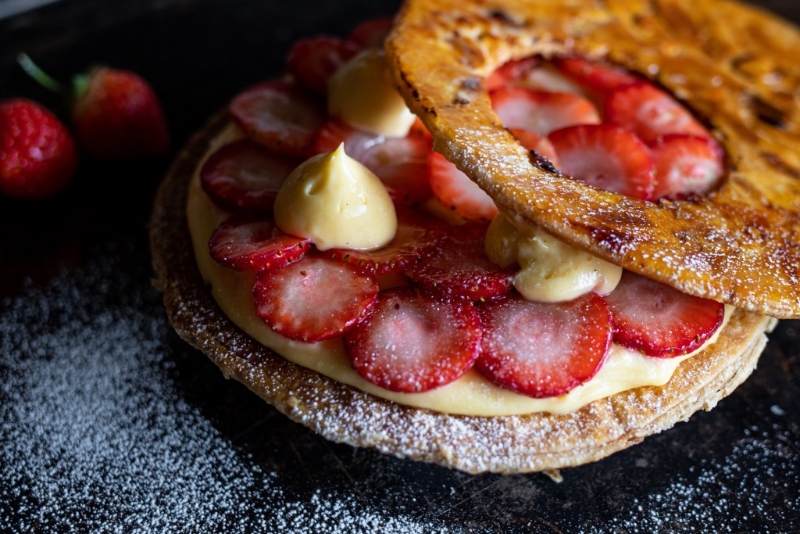 Napoléon  原味士多啤梨——杏仁拿破侖脆酥、特制吉士忌廉、士多啤梨，$165（Half-Half $88)