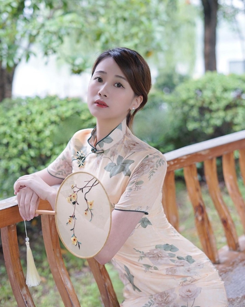 溫蕎菲出生于江西贛州，小時候在內地生活