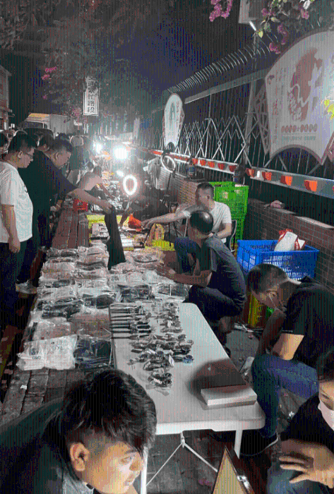 地攤吸引不少人駐足找尋心頭好。