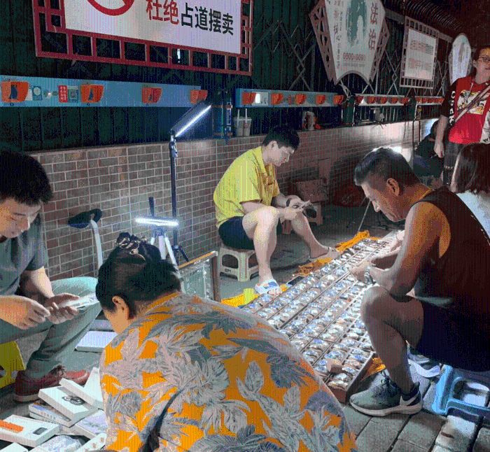 不少人甚至坐在攤販前慢慢尋寶。