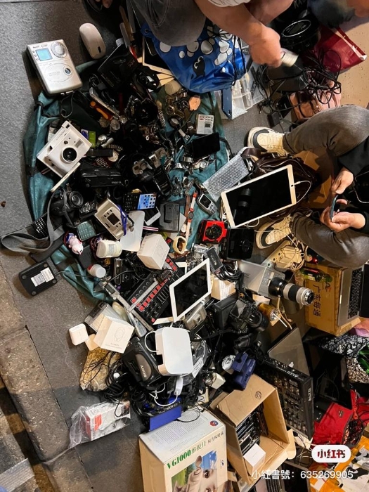 “鬼市”還有各式價錢便宜的手機配件。