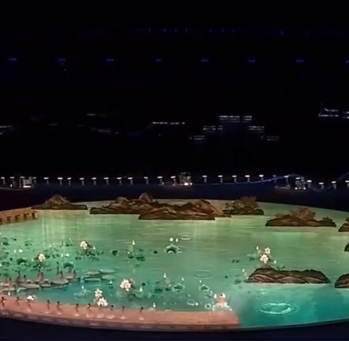 現場通過地上屏幕和立體透視網幕的配合，將錢塘江和青山綠水搬到舞臺。