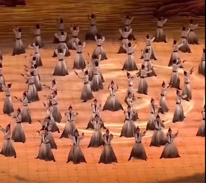 開幕當天正值秋分，表演設計帶有秋天的氣氛。