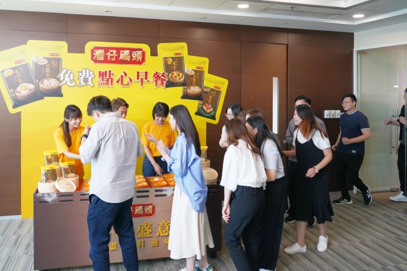 灣仔碼頭早前找來岑珈其，到辦公室快閃免費派點心。