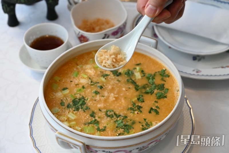 乾隆泡飯講究鮮甜口感，注重材料新鮮與烹制步驟。