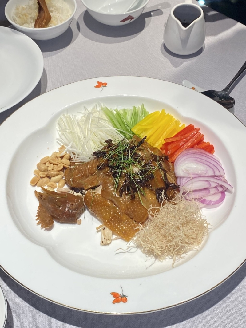 菌皇撈起豉油雞。