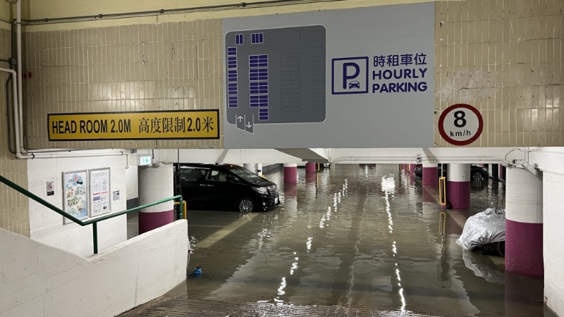 水位浸至車胎近轆軨的位置。