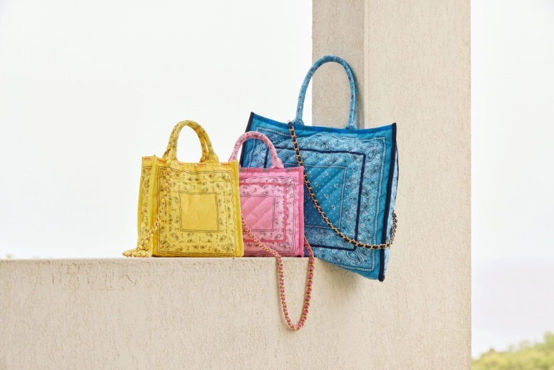 LeSportsac Atelier第二季膠囊系列主打作之一，Chain Quilt Bag以黃、粉紅及天藍色為主調，并飾以頭巾的藝術印花及格紋，復古又亮眼。 （LeSportsac，$2,380至$2,680）