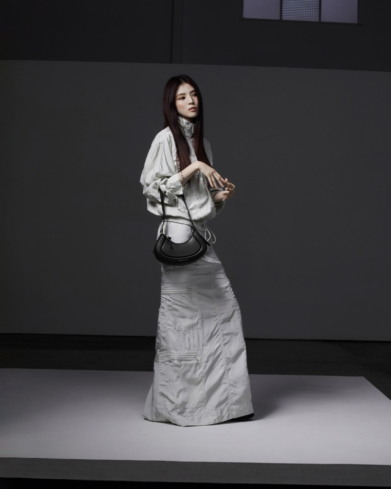 全球品牌代言人韓星韓韶禧演繹秋季系列Petra黑色微笑手袋、$499、Charles & Keith。