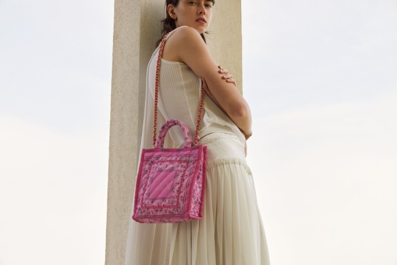 Atelier系列小型號粉紅色Chain Quilt Bag、$2,380、LeSportsac。