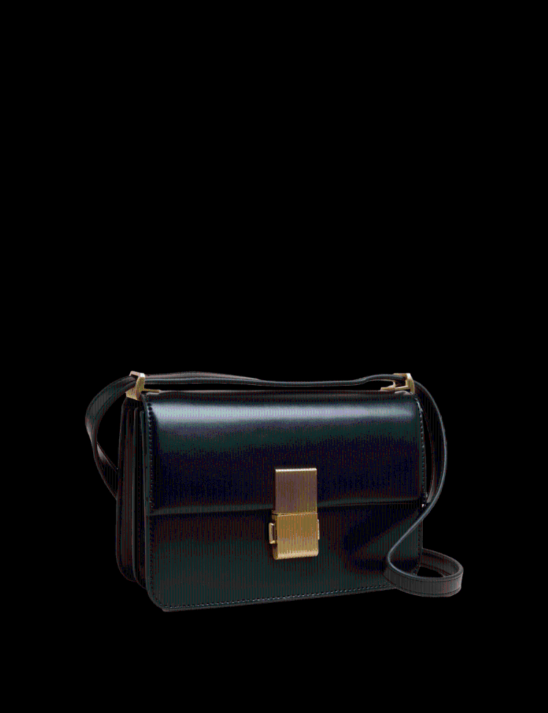 外形簡潔的黑色斜揹袋、$449、Marks & Spencer，以金屬扣飾的點綴，添注優雅亮點。