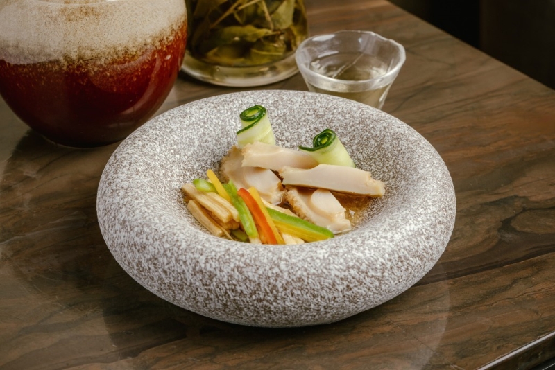 梅酒鮮鮑伴話梅淮山$288，新鮮鮑魚以燒酒、梅酒及淮山帶出爽甜口感，涼菜奉客，入口清涼爽甜。