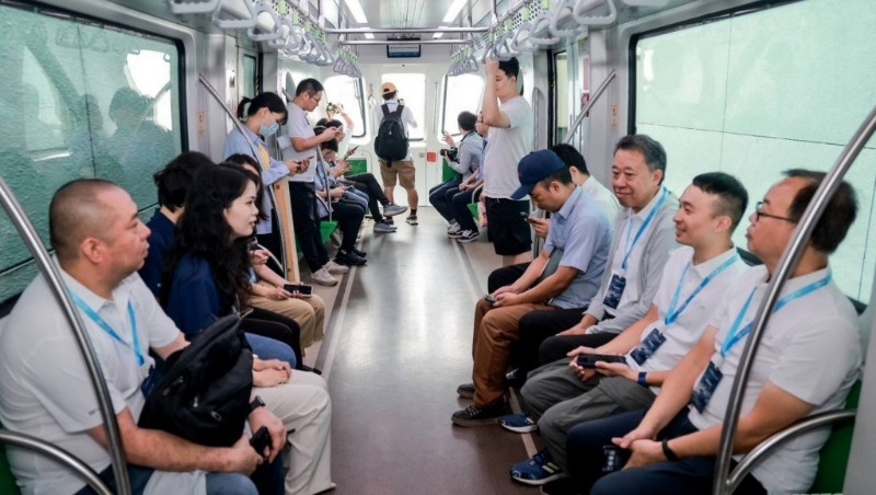 香港傳媒試乘全自動駕駛的云巴。