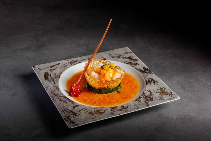 金盞蟹粉龍蝦球，炸脆的金盞內有肉質彈牙富嚼勁的龍蝦球，伴蟹粉吃，有雙重鮮美口感。