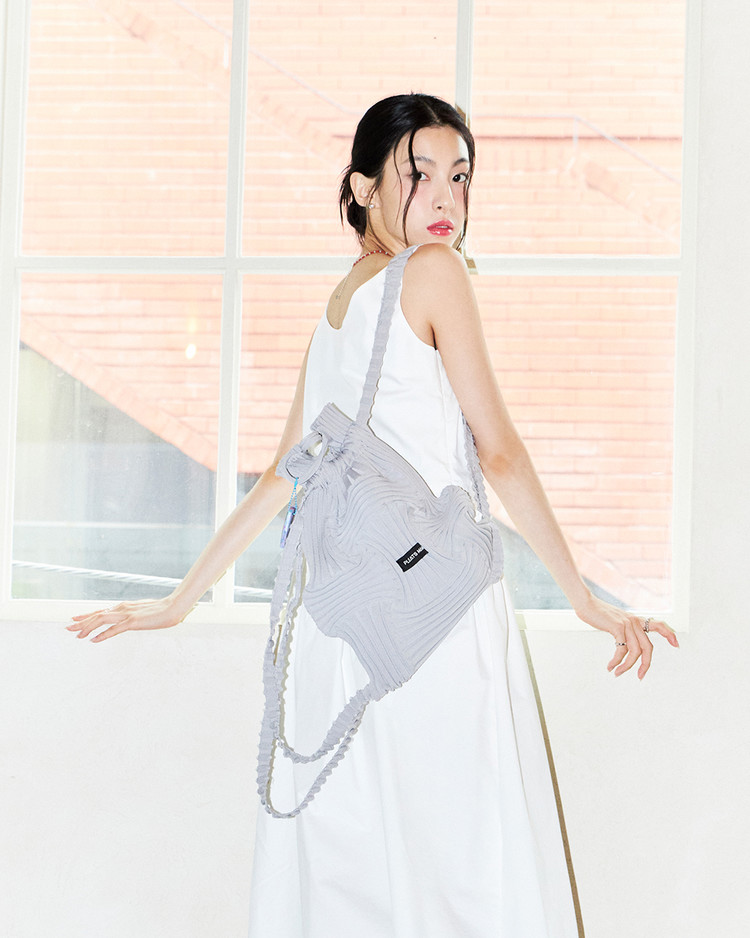 Pleatsmama 3Way百摺蝴蝶結背囊 $799、迷你版$669 Log-On，可以$49加購價值$149的品牌野餐墊，此優惠僅限于時代廣場及海港城店，數量有限，送完即止。