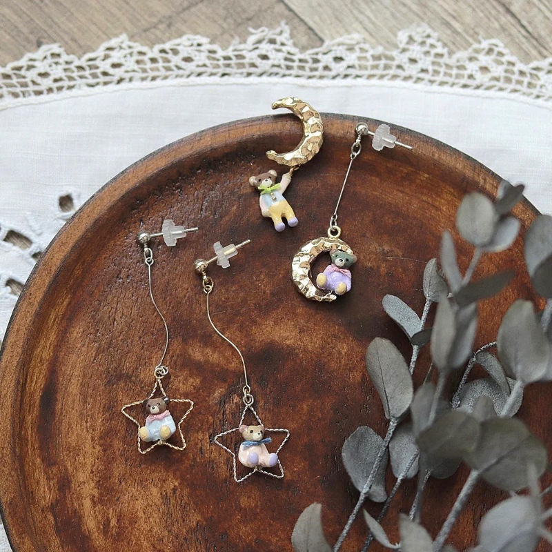 Ayatorie小熊和月亮耳環上$389irorio、小熊和星星耳環下$389iroiro。