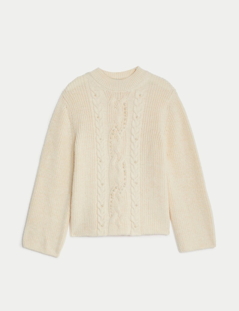 即日至10月31日，于馬莎以正價選購針織衫2件或以上8折，圖為綴飾扭紋針織花圓領毛衣$449。 （馬莎）