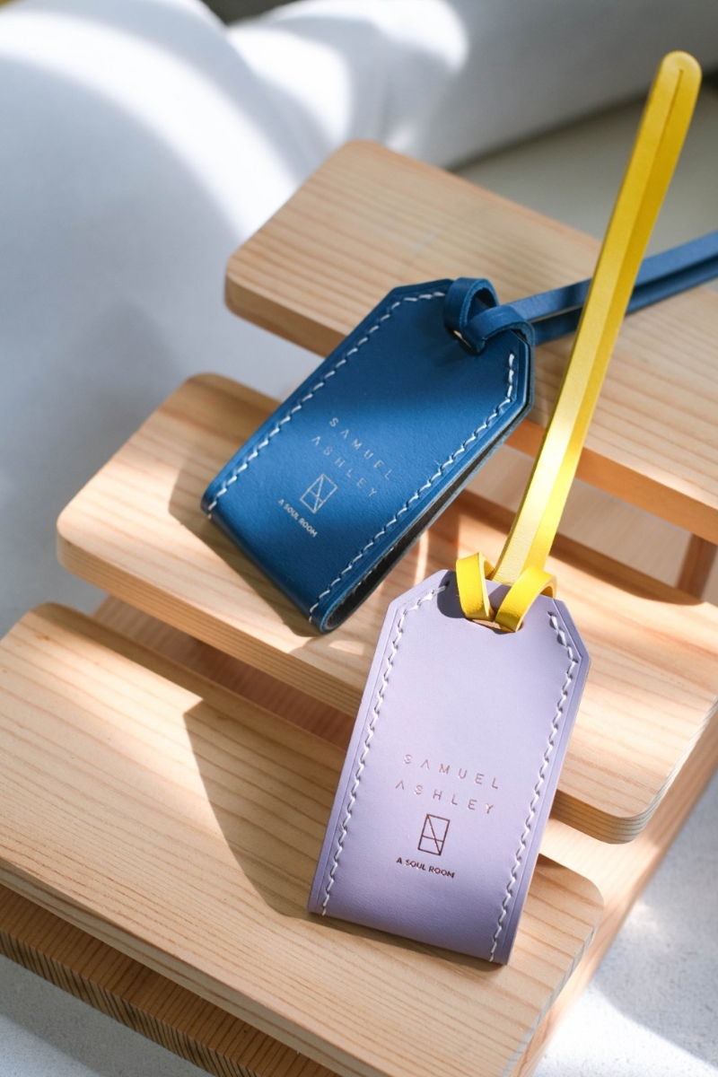 凡于Samuel Ashley分店或官網購物，可以慈善價$99換購Samuel Ashley x A-Soulroom聯乘行李吊牌1個，收益將全數撥捐予基督教家庭服務中心，支持殘疾人士職業復康服務。 （Samuel Ashley）