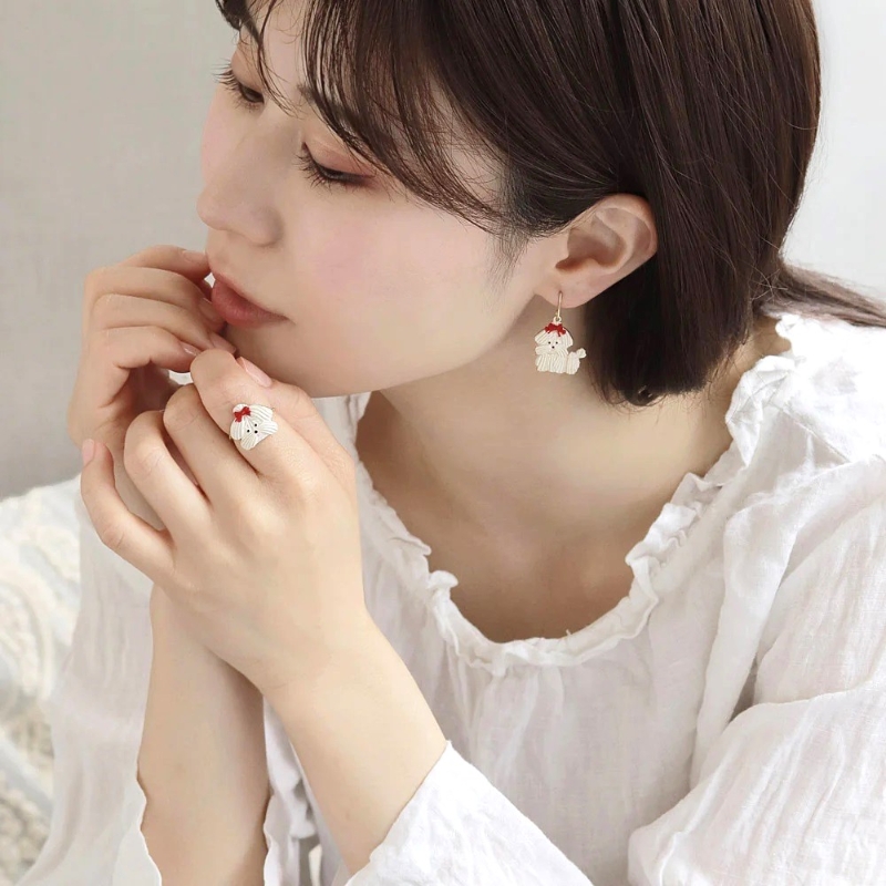 Ayatorie馬爾濟斯犬 x Meringue蛋白餅拼檸檬茶耳環$399、指環$339，iroiro。