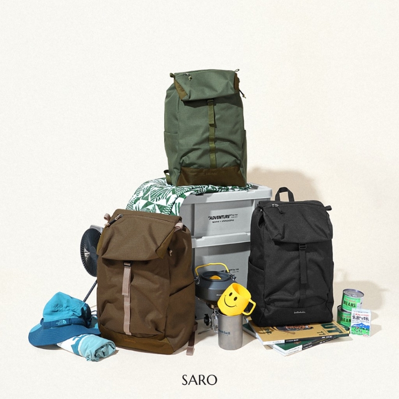 Saro實用翻蓋背囊，各$698，hellolulu，采用防水涂層的PET再生布料制成，內設襯墊隔層可容納最大14吋的筆記本電腦。 （圖片來源：品牌facebook）