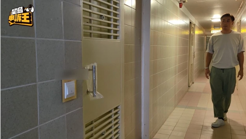 《星島申訴王》攝制隊前往海欣閣單位，發現大門已經更換，手柄仍有膠袋套著。