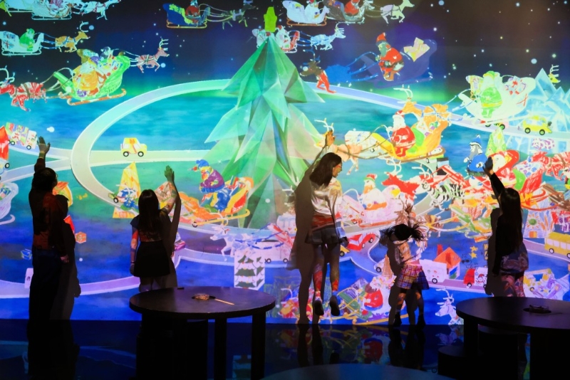 “Sketch Christmas”入場者在紙上繪畫圣誕老人及圣誕鹿車，閣下親手繪畫的作品便會投影在巨型熒幕之上，觸碰熒幕更可與它們互動。