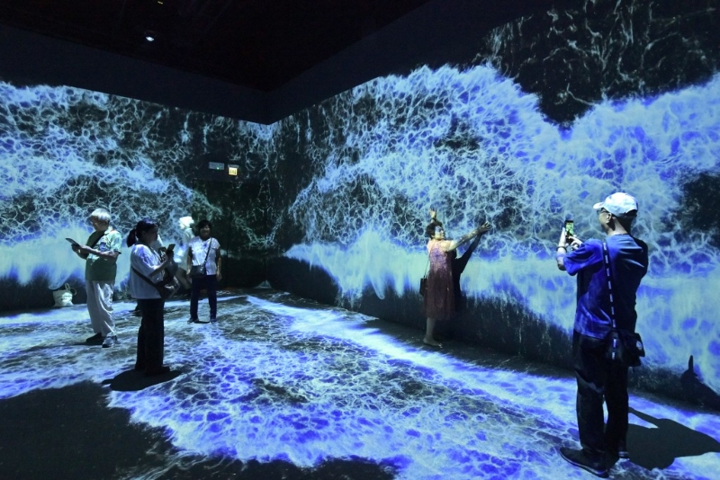 《STARRY BEACH》捕捉到夜空下閃耀如星星的海浪。